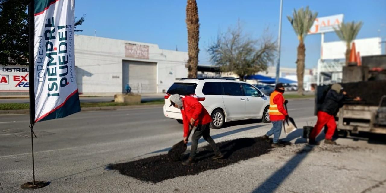 Realizan programa de bacheo en diferentes zonas de Torreón