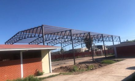 Construyen bardas y techumbres en escuelas en Torreón