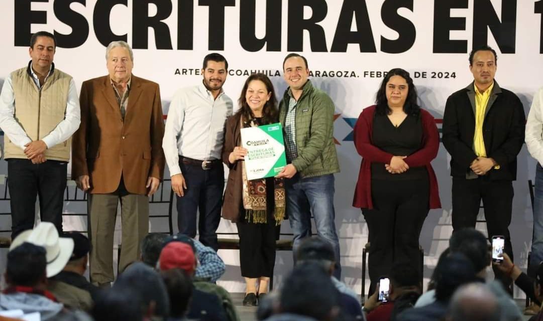Entrega Manolo Jiménez escrituras a ciudadanos