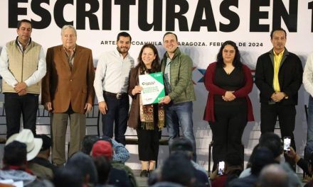 Entrega Manolo Jiménez escrituras a ciudadanos