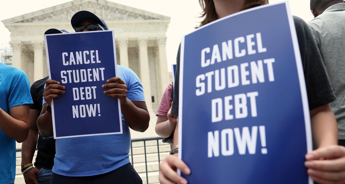 Biden perdona la deuda estudiantil de 153,000 alumnos