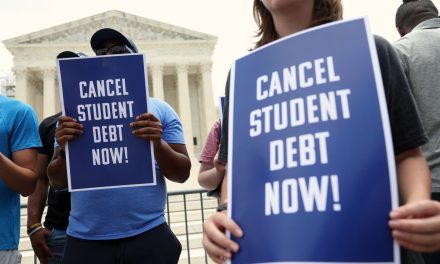 Biden perdona la deuda estudiantil de 153,000 alumnos