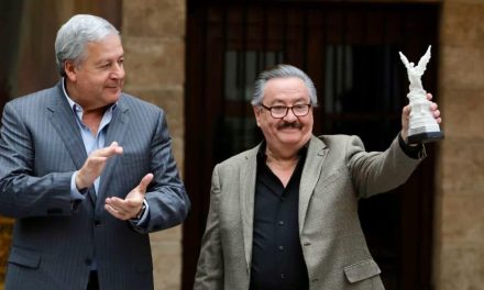 Entrega Chema Fraustro Presea Manuel Acuña a Marco Gómez Saucedo