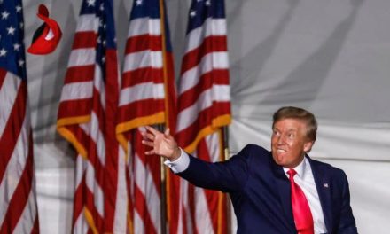 Juez rechaza solicitud de Trump y fija fecha para juicio por sobornos
