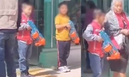 Video: Niños escoltan a su abuelita que fue a cobrar la pensión del Bienestar
