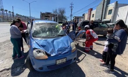 Mujer resulta herida en accidente sobre Vito Alessio Robles