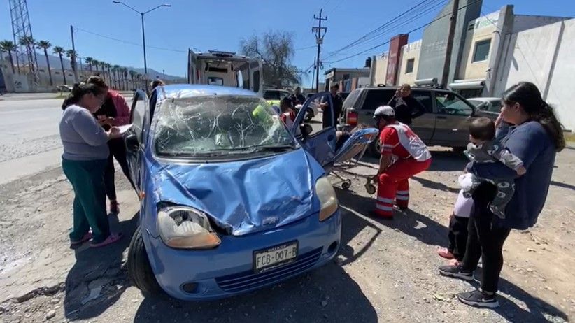 Mujer resulta herida en accidente sobre Vito Alessio Robles