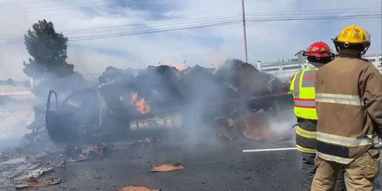 Arden toneladas de cartón tras accidente en la Saltillo-Monterrey