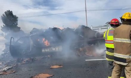 Arden toneladas de cartón tras accidente en la Saltillo-Monterrey