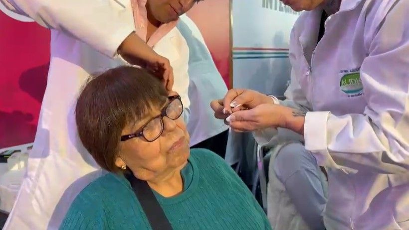 Reciben adultos mayores aparatos funcionales y auditivos  en Coahuila