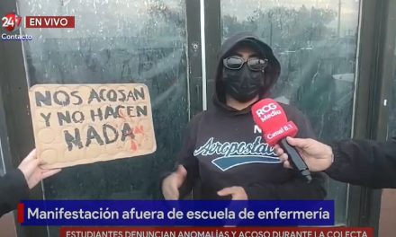 Alumnas de enfermería se manifiestan en el centro de Saltillo