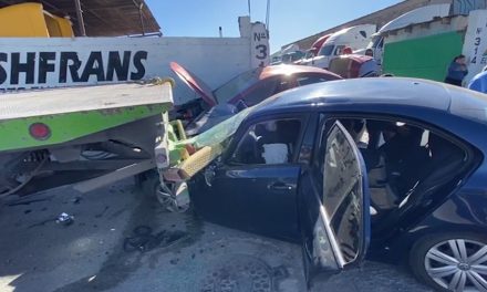 Aparatoso accidente deja solo daños materiales en Saltillo