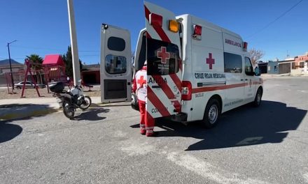 Hombre iba en moto y cae porque lo asustan los perros en Saltillo