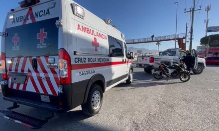 Hombre cae de su motocicleta en Saltillo