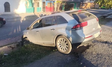 Camioneta de turista cae a una acequia en Parras