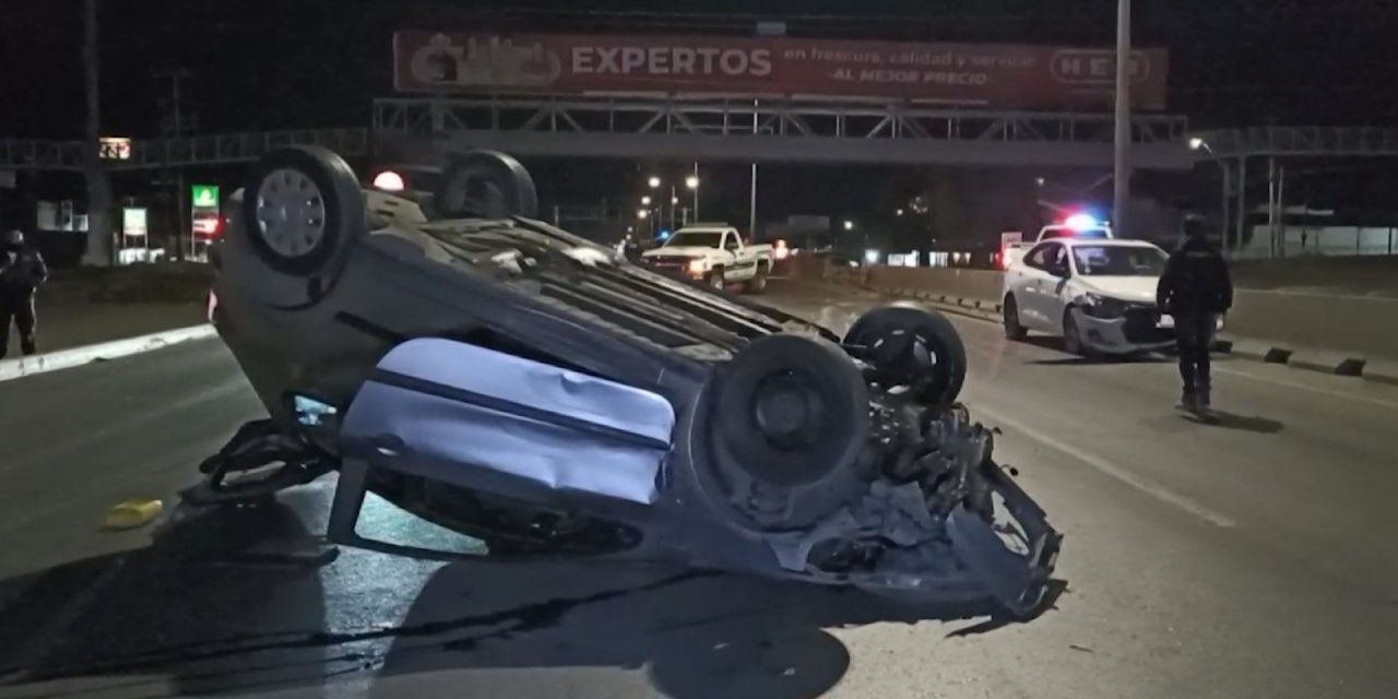 Hombre en estado de ebriedad choca y sufre una volcadura en Saltillo