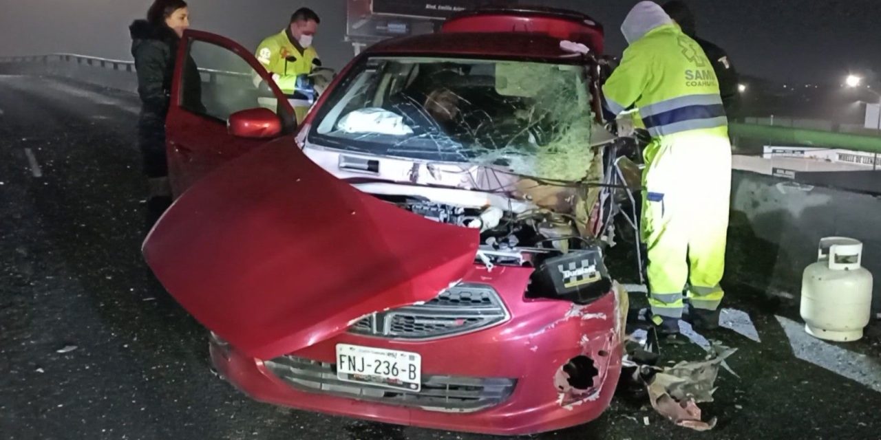 Hombre choca de frente y termina prensado en Saltillo