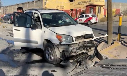 Choca y destruye su camioneta en Saltillo