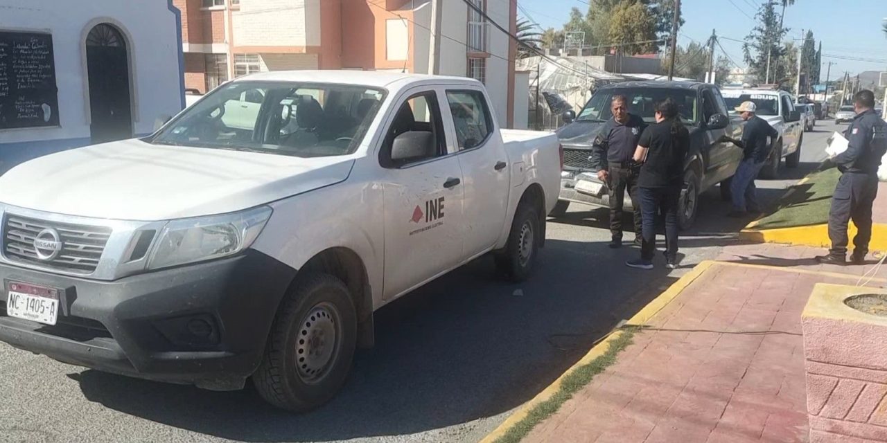 Chocan una camioneta del INE en Parras