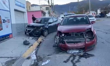 Par de accidentes en Saltillo dejan daños materiales