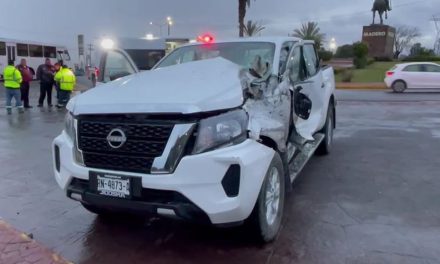 Omite señalamiento de alto en rotonda y choca en la salida a Torreón