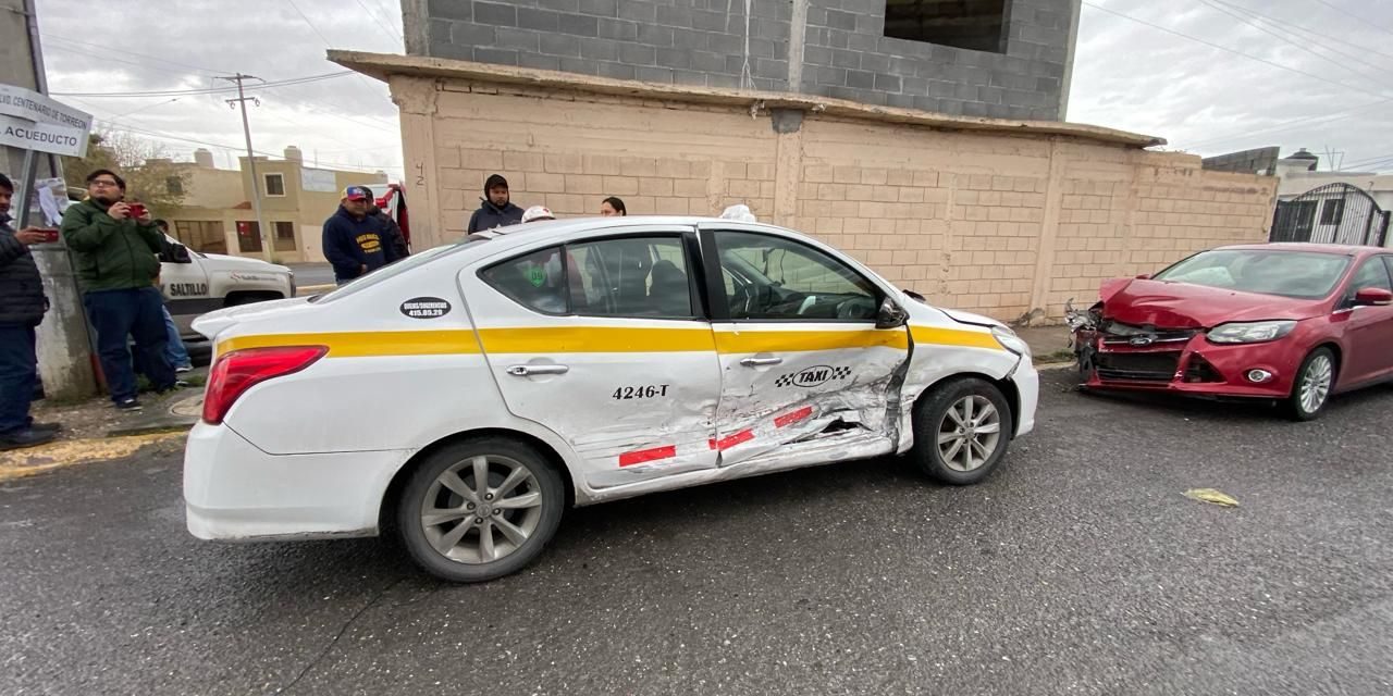 Saltillo: Ignora alto y choca contra taxi