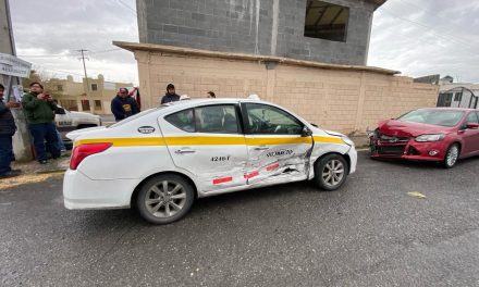 Saltillo: Ignora alto y choca contra taxi