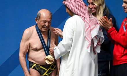 Clvadista de 100 años sorprende en Campeonato Mundial de Natación en Doha