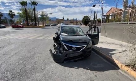 Confunde luz verde en el semáforo y provoca accidente en Saltillo