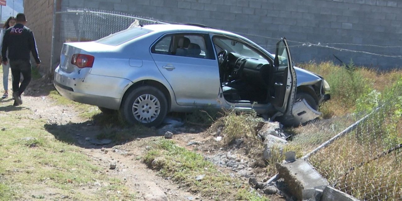 Mujer derriba malla ciclónica por conducir a exceso de velocidad en Saltillo