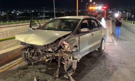 Mujer destruye su auto en choque al norte de Saltillo