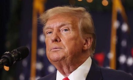 Trump presenta en sus mítnes propuestas como deportaciones masivas y mega centros de detención