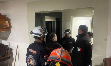 Elevador de una funeraria se cae en el centro de Monterrey y deja 3 trabajadores heridos