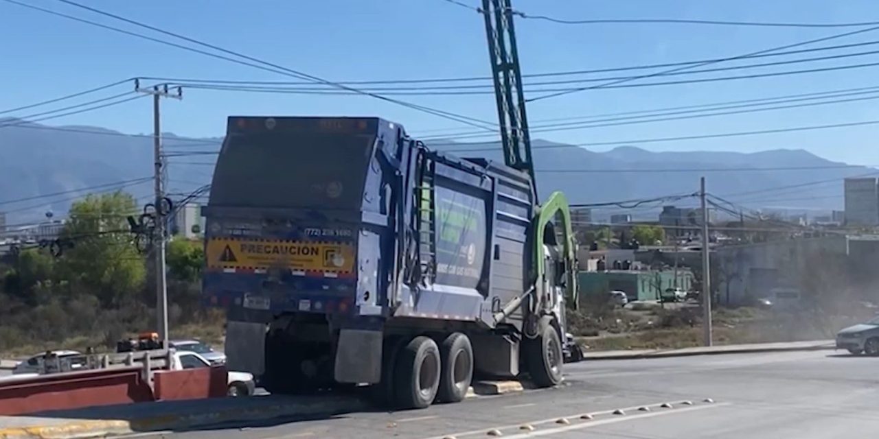 Camión de basura se queda sin frenos y termina impactando un poste en Saltillo