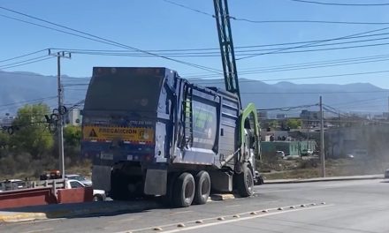 Camión de basura se queda sin frenos y termina impactando un poste en Saltillo