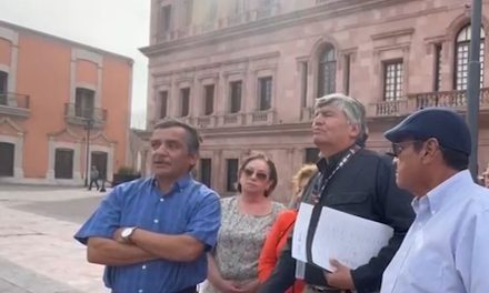 Extrabajadores de PEMEX exigen servicio médico en Saltillo