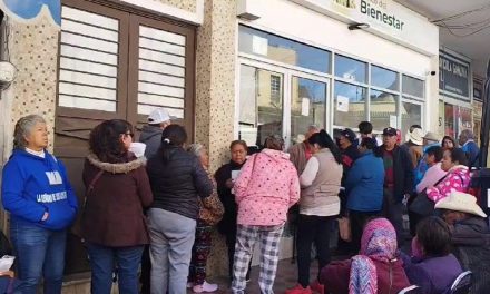 Continúa fallando el cajero del Banco Bienestar provocando larga  filas en la calle Acuña