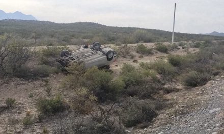 Familia Lagunera sufre aparatosa volcadura en la carretera Viesca-Parras