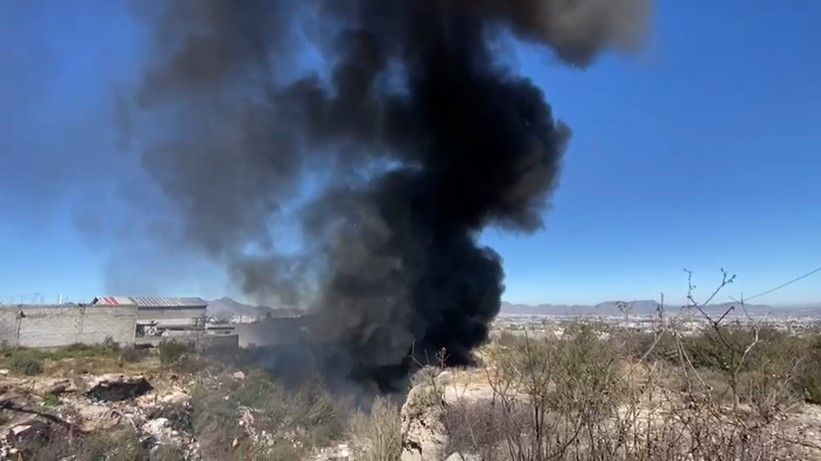 Incendio en arroyo moviliza a Bomberos Saltillo
