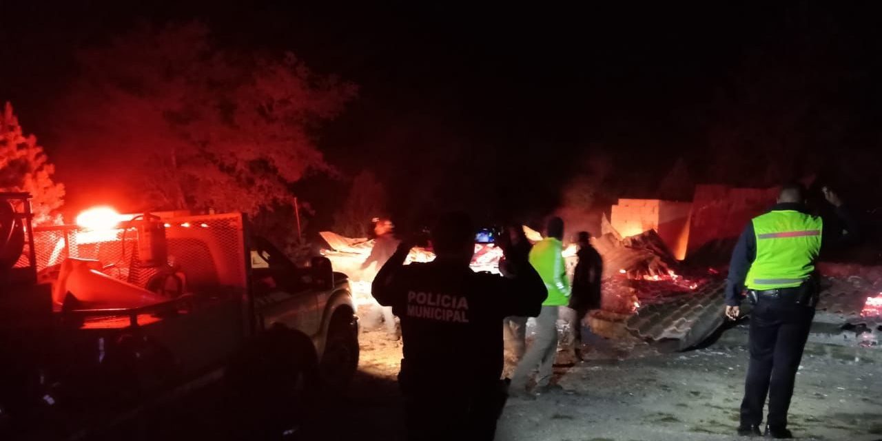 Durante la madrugada se incendia cabaña en Los Lirios