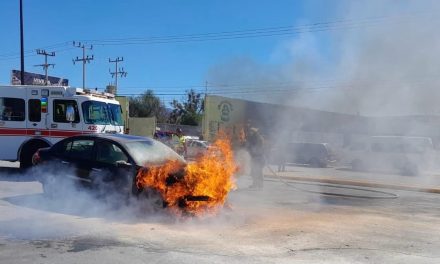 Se incendia vehículo en Ramos Arizpe a causa de un corto circuito