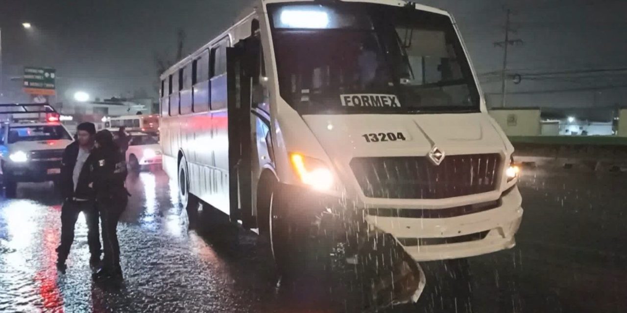 Saltillo: Invade carril y causa accidente, sólo hubo daños materiales