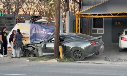 Joven destruye su auto deportivo al norte de Saltillo