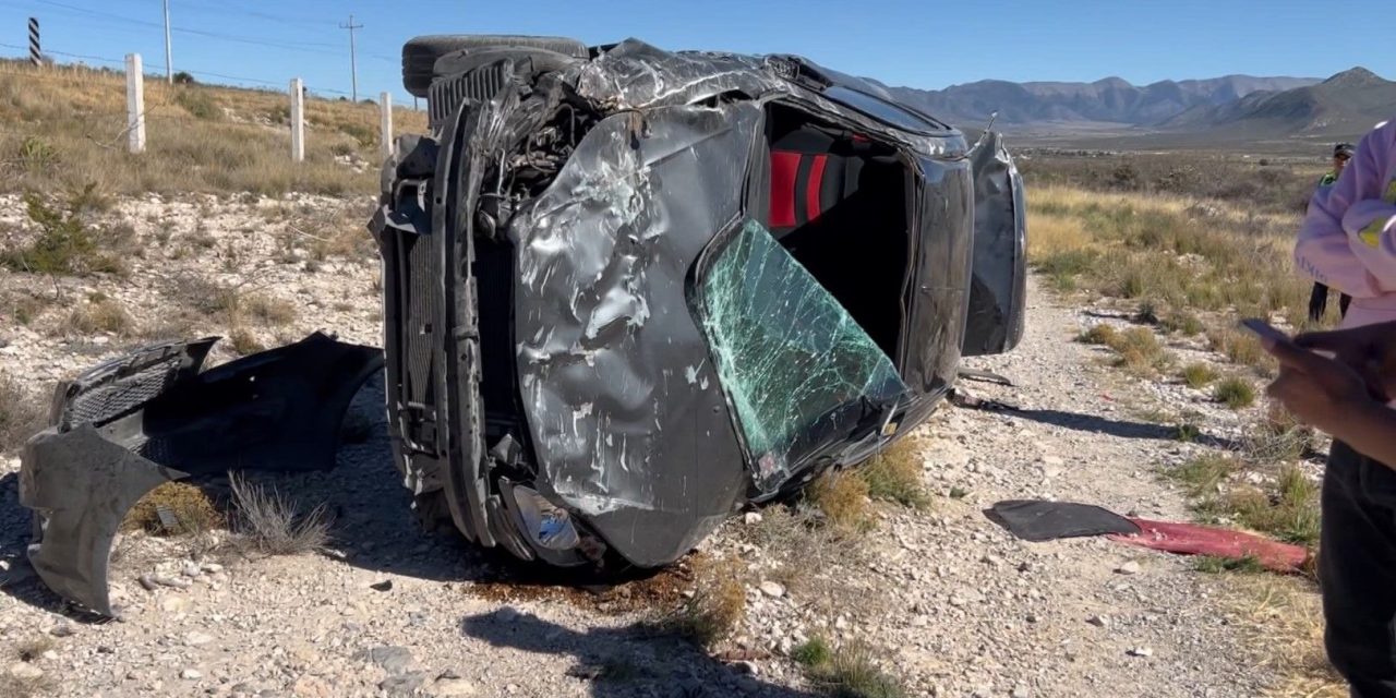 Le dan cerrón y vuelca en carretera