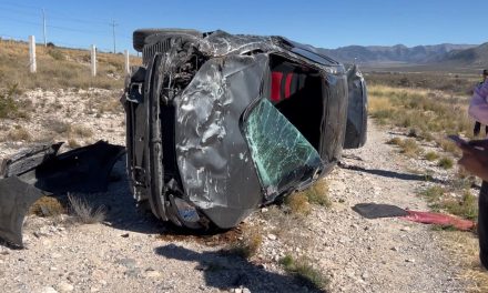 Le dan cerrón y vuelca en carretera