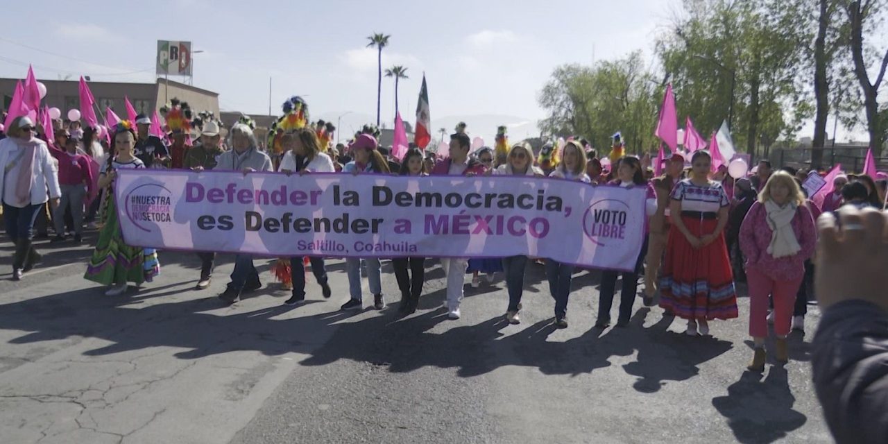 Miles marchan en Saltillo en Defensa de la Democracia