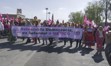 Miles marchan en Saltillo en Defensa de la Democracia