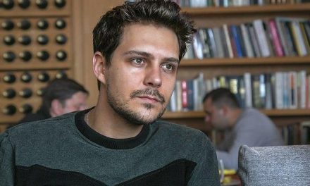 Eliminan al actor Milos Bikovic de The White Lotus por vinculación con Rusia