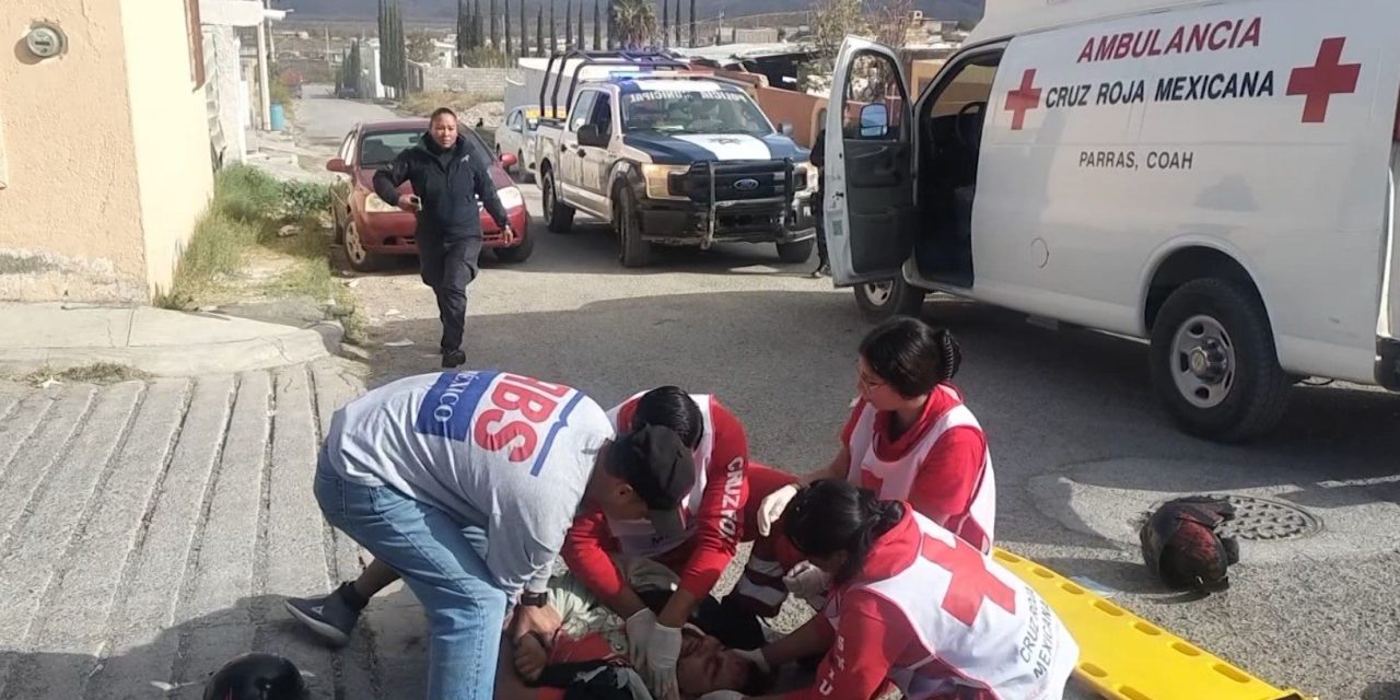 Motociclista se impacta de lleno con una camioneta en Parras