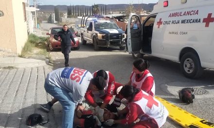 Motociclista se impacta de lleno con una camioneta en Parras